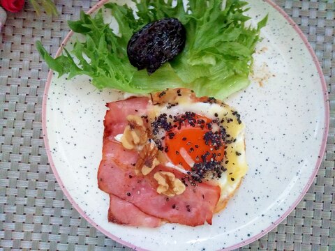 朝食♪チーズ胡桃のベーコンエッグ